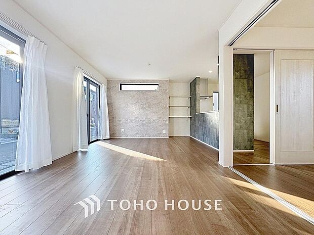 「穏やかな時が流れる癒しの空間」穏やかな光が明るくリビングルームを包みます。心地よい空間が、ご家族のかけがえのない時間に優しく寄り添います。