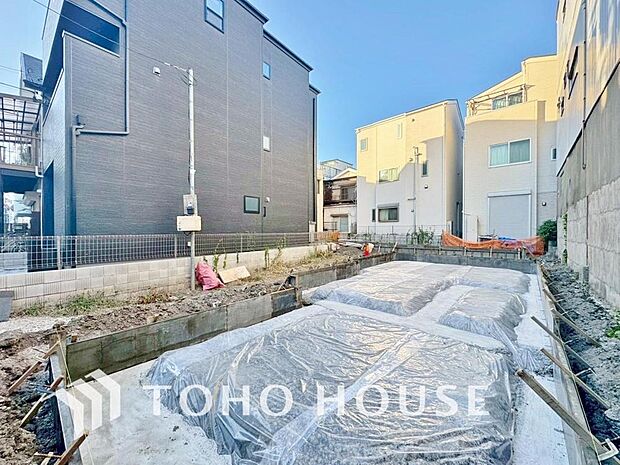 「現況」住まい探しは街探し。みんなが街探しのポイントにしているのは何。 第1位は過半数が支持した納得の 「交通の利便性」。続いて3割以上の人が「住環境」と「公園、緑地の充実」です。