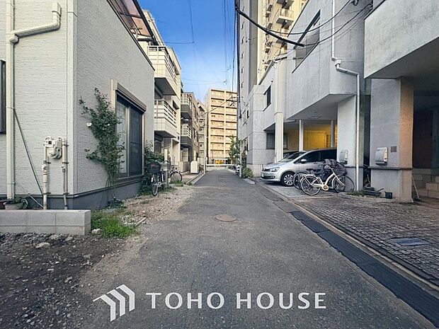 「前面道路含む現地」今日も、明日も、この街で、きっと誰かがしあわせになる物語が描かれていくはずです。同じ風景が毎日365日、まったく違う顔を見せてくれる。爽快な風も毎日やさしく頬をなででくれます。