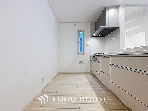 「使いやすさを重視したキッチンスペース。」作業スペースを多くとったキッチン。調理がしやすく余裕の広さです。調理器具等がすっきりと片付く収納力を備えています。