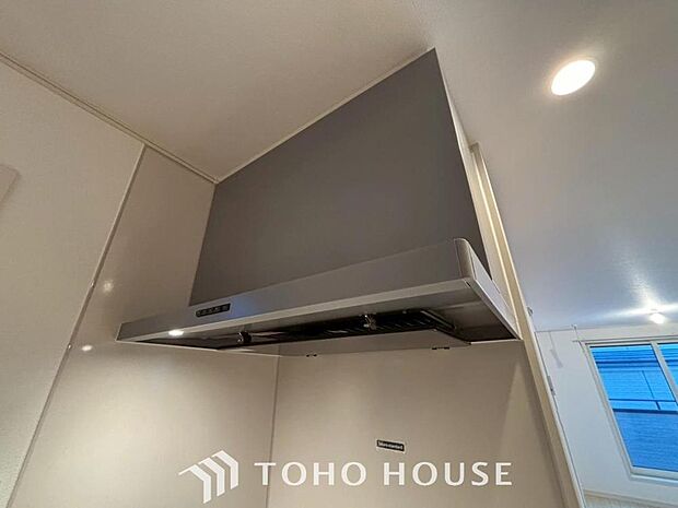 昨今主流のスリムタイプのレンジフード。そのスタイリッシュな見た目から、インテリアとしても高い人気がある型です。また、スリム型の大きなメリットとして、掃除のしやすさがあります。