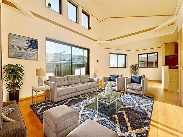 「採光・通風良好の快適空間」通風と採光を考慮したリビングは地域の鼓動を感じながらお寛ぎ頂くことが可能です。（画像内の家電・家具等はCGです。本物件には付帯されません。）