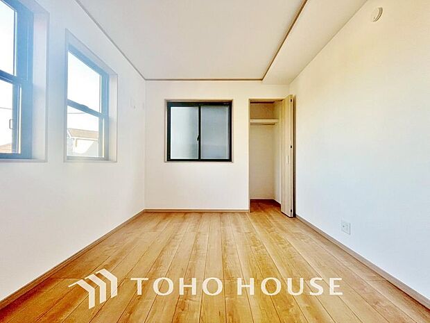 「通風良好の二面窓」ほっと一息つけるような、安心して寛げる雰囲気の空間です。シンプルな内装は、時が経ちニーズが変わっても、フレキシブルに活用頂けます。