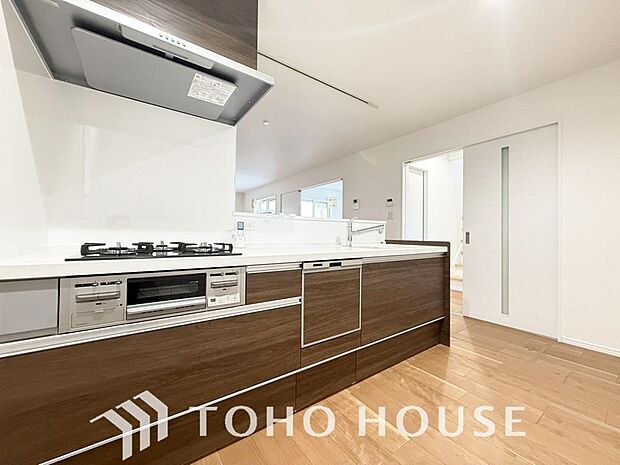 「家事時短の叶うキッチン◎」効率よくお料理ができる3口コンロ・食洗機・出し入れしやすいスライド収納を完備したシステムキッチン。確かな機能性を実感頂けます。