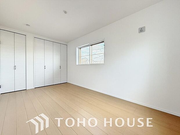 「スッキリ収納の居室」大きなクローゼットには季節ものの洋服などを収納できるので、お部屋はすっきり広々と使うことができます。