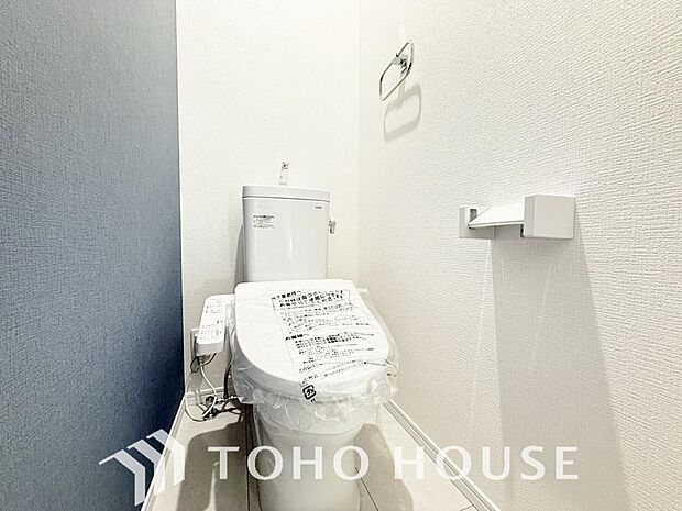 「温水洗浄便座付きトイレ」トイレは快適な温水洗浄便座付です。清潔感のあるホワイトで統一しました。いつも清潔な空間であって頂けるよう配慮された造りです。