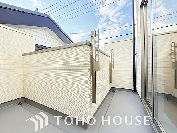 「開放感感じるバルコニー」頬をなでる優しい風を感じることが出来るバルコニー。つい深呼吸をしたくなる気持ちの良い眺望はこのお部屋の自慢です。