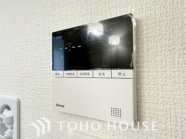 お風呂場と台所に操作リモコンがあり、キッチン近くにある給湯リモコンは、お料理の最中でもリビングで寛いでいるなかでもボタン一つで簡単に沸かせて便利ですね。