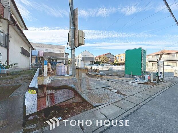 「前面道路含む現地」快適に過ごす条件は、一人ひとり違います。だからこそ飾り過ぎないシンプルな内装と偏り過ぎないデザインで統一しております。居住していく中でオーナー様だけの「マイホーム」に創り上げて下