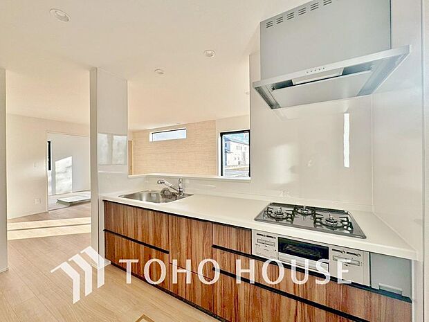 「カウンターキッチン。」キッチンスペースは、ゆとりの広さを確保。開放的な対面式キッチンなので、ご家族との会話を楽しうことはもちろん、お子様を見守りながら家事時間を進められます。