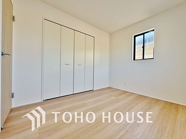 「大容量のクローゼット付き洋室」居室にはクローゼットを完備し、自由度の高い家具の配置が叶うシンプルな空間です。お子様の成長と必要になる子供部屋を与えるにはぴったりの間取りですね。