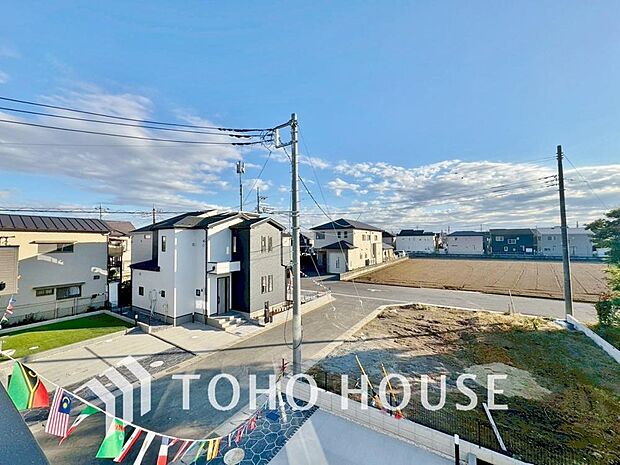 「穏やかな街並みの眺望」穏やかな街並みを一望しながら、爽やかな風と柔らかく降り注ぐ陽光を感じて頂けます。心地良い開放感が暮らしにゆとりと充足感をもたらします。