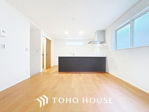 「居心地の良いリビング。」居心地の良いリビングダイニングには自然と家族みんなが集まってきます。明るく穏やかな空気のなかで飲んだり、食べたり、笑ったり。