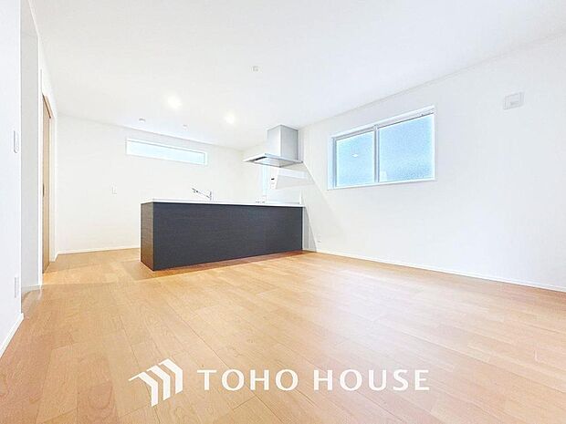 「寛ぎ空間。リビング」空気感という居心地の良いＢＧＭは、心からのやすらぎと満足感を与えてくれます。通風と採光を考慮したリビングは地域の鼓動を感じながらお寛ぎ頂くことが可能です。