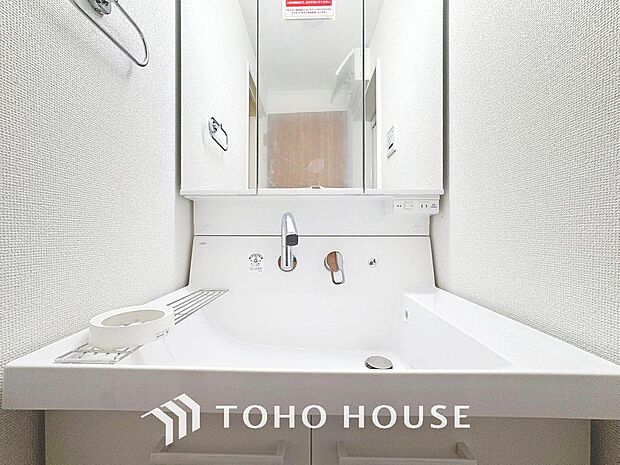 「すっきり片付く収納力。三面鏡洗面台。」身だしなみを整えやすい事はもちろんですが、鏡の後ろに収納スペースを設ける事により、散らかりやすい洗面スペースをすっきりさせる事が出来るのも嬉しいですね。