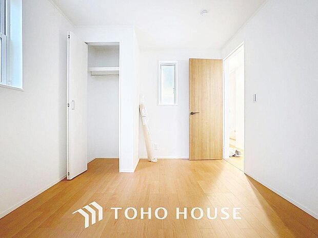 「各居室にクローゼットを完備」全てのお部屋に収納を完備しています。普段のお洋服や、荷物を収納スペースに片付け、その分居室をしっかりと有効活用していただけます。