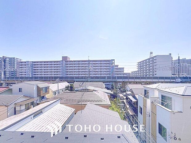 「穏やかな街並みの眺望」穏やかな街並みを一望しながら、爽やかな風と柔らかく降り注ぐ陽光を感じて頂けます。心地良い開放感が暮らしにゆとりと充足感をもたらします。