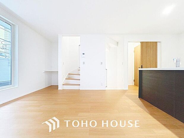 「コミュニケーションツールにもなるリビン階段」ＬＤＫでは家族が集まり一緒の時間を過ごせる工夫がされております。何気ない一日の当たり前のひとコマがいつか一生の宝物になります。