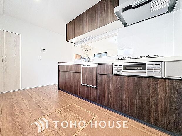 「カウンターキッチン。」効率よくお料理ができるコンロ・収納を完備したシステムキッチン。確かな機能性を実感頂けます。