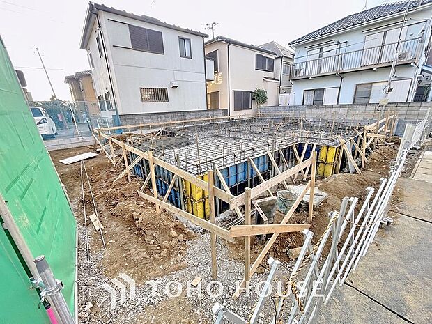 「現況」住まい探しは街探し。みんなが街探しのポイントにしているのは何。　第1位は過半数が支持した納得の 「交通の利便性」。続いて3割以上の人が「住環境」と「公園、緑地の充実」です。