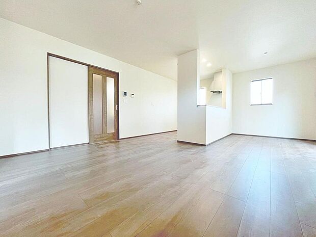 「居心地の良い16.75帖リビング。」居心地の良いリビングダイニングには自然と家族みんなが集まってきます。明るく穏やかな空気のなかで飲んだり、食べたり、笑ったり。