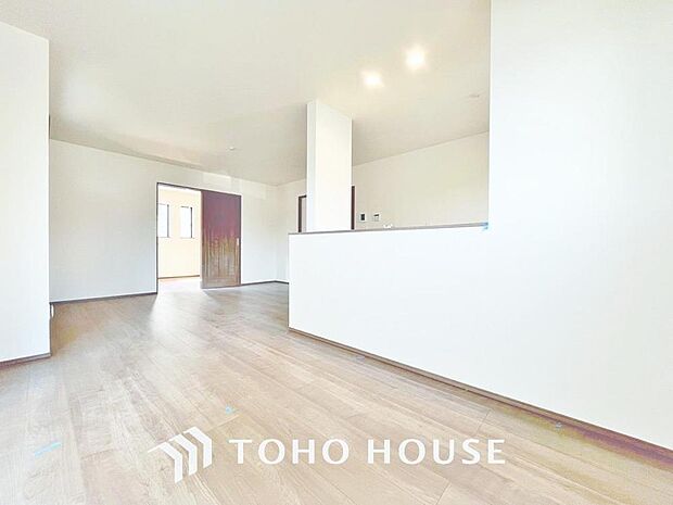 「南東向きで陽当たり良好の場リビング」くつろぎを愉しむリビングルームは憩いの場となります。リビングとダイニングの空間機能を活かし、巧みに使い分ける発想が、ライフスタイルに新しいゆとりをもたらします。