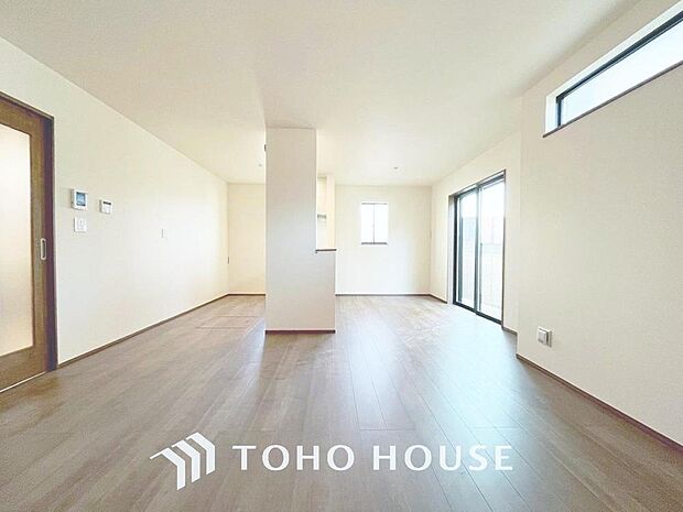 「リビングダイニング」家族の暮らしに思いを馳せて、日常のワンシーンを表現した空間。シンプルな機能美とスマートな空間美。家族みんなが自然体で過ごせる心地良さ生み出しています。