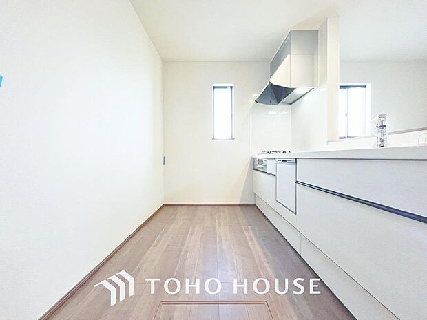 「設備充実の家事ラクキッチン。」大型の冷蔵庫やレンジボードもしっかり置ける広々としたキッチンスペースが大事。ゆとりある空間で作業ができるとお料理の腕も日に日に上がりそうな気がしてきます。