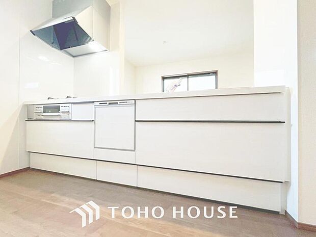 「使いやすさを重視したキッチンスペース。」作業スペースを多くとったキッチン。調理がしやすく余裕の広さです。調理器具等がすっきりと片付く収納力を備えています。