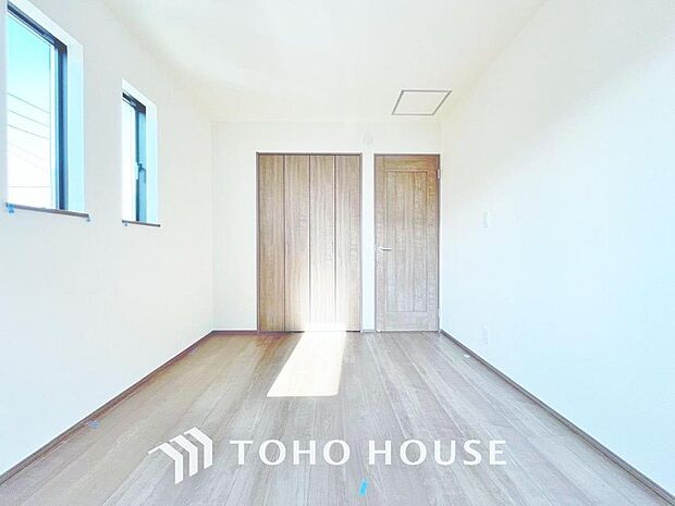 「明るい居室」温もりある自然光を感じていただける居室です。飽きのこないナチュラルなデザインの空間は、色褪せることのない心地良さを作ります。