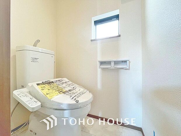 「温水洗浄便座付きトイレ」トイレは快適な温水洗浄便座付です。清潔感のあるホワイトで統一しました。いつも清潔な空間であって頂けるよう配慮された造りです。