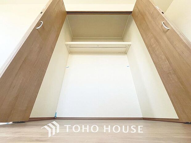 「収納完備」居室には収納スペースを完備し、自由度の高い家具の配置が叶うシンプルな空間です。