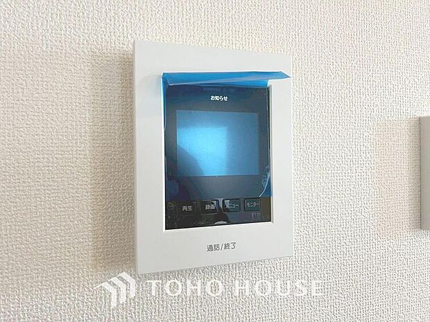 「見える安心」をカタチにしました。誰が来てもわかる様にモニター付きインターホンを設置。家事導線を考慮した個所に設置し、防犯性と利便性に優れ快適と安らぎを合わせた優しい設計。