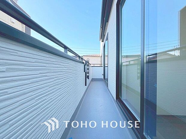 「開放感感じるバルコニー」頬をなでる優しい風を感じることが出来るバルコニー。つい深呼吸をしたくなる気持ちの良い眺望はこのお部屋の自慢です。