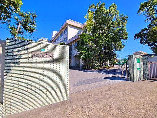 江戸川区立篠崎第二中学校まで約980m。