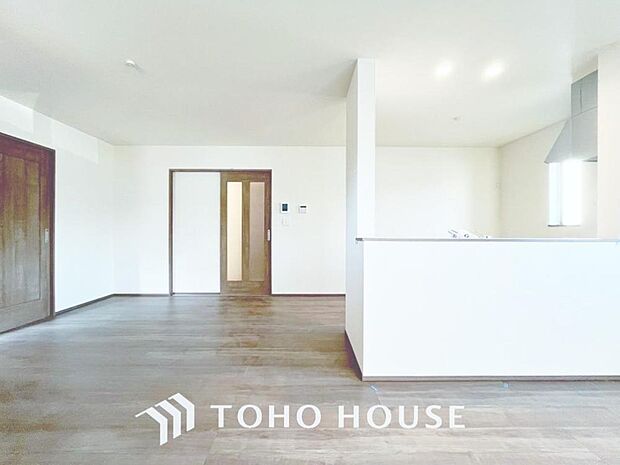 「団欒の場」忙しい朝でも、しっかり家族が揃って食事をして頂けるゆとりある大きさのダイニングスペース。手料理をテーブルで囲む素敵な時間を存分に愉しんで下さい。