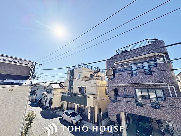 「穏やかな街並みの眺望」穏やかな街並みを一望しながら、爽やかな風と柔らかく降り注ぐ陽光を感じて頂けます。心地良い開放感が暮らしにゆとりと充足感をもたらします。