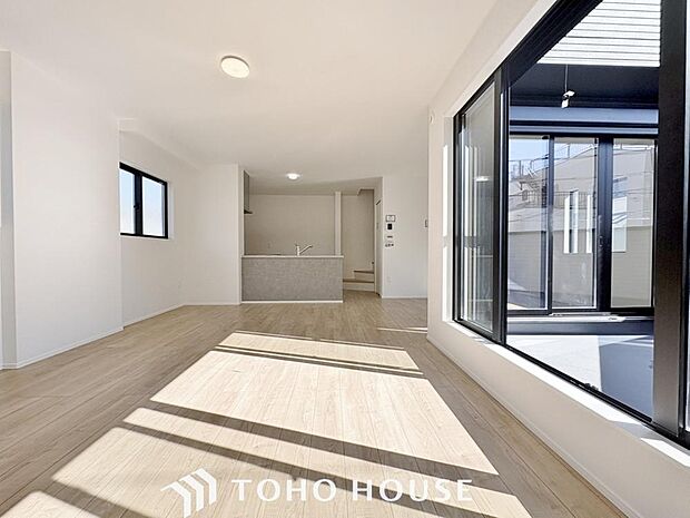 「南向き。陽当り良好。」大きな窓辺からの日差しが暖かい室内は、自然と住まう人の気分も明るくなり、リビングでの素敵なワンシーンが演出されます。