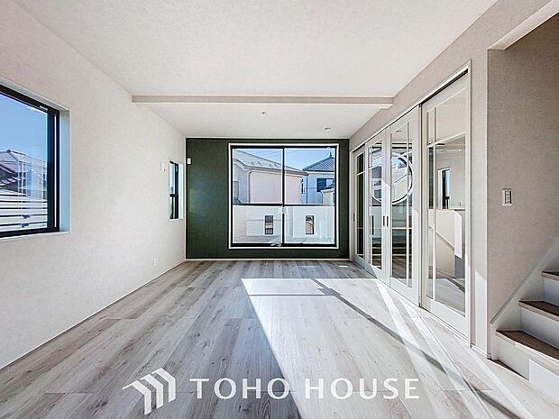 「家族団欒の寛ぎ空間」2階LDKのメリットは、団欒空間のプライバシーが守られることです。コミュニケーションに欠かせないリビング階段も、室内の雰囲気をおしゃれに演出します。