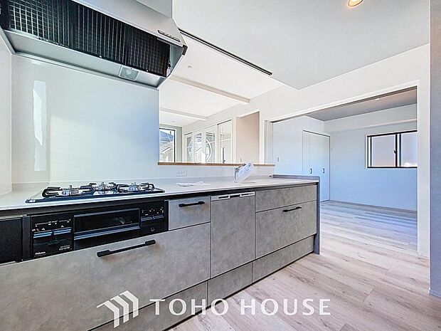 「家事時短の叶うキッチン◎」効率よくお料理ができる3口コンロ・食洗機・出し入れしやすいスライド収納を完備したシステムキッチン。確かな機能性を実感頂けます。