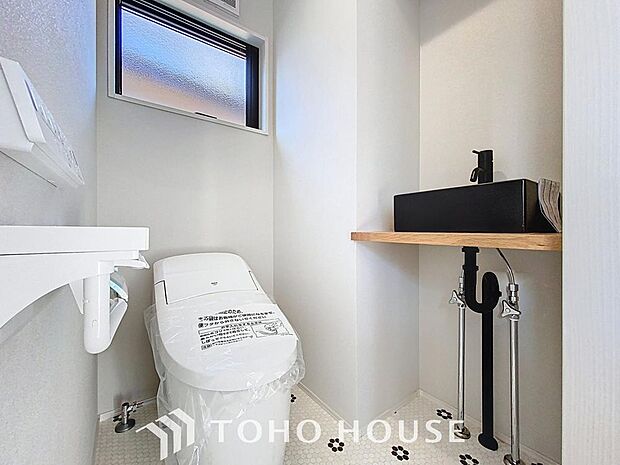 「温水洗浄便座付きトイレ」トイレは快適な温水洗浄便座付です。清潔感のあるホワイトで統一しました。いつも清潔な空間であって頂けるよう配慮された造りです。