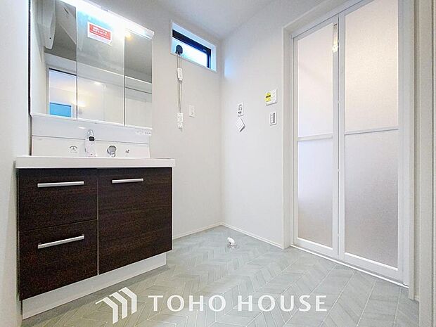 「清潔な印象の洗面室」明るく清潔感のある色調で纏められた洗面室は、機能性に富んだ三面鏡と使い勝手の良い収納を完備した洗面台を設置。洗濯機置場も完備し、大変充実しております。