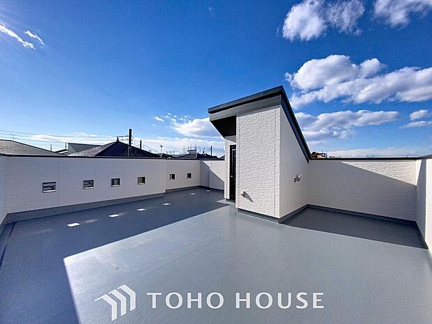 「家族で楽しむ空間。」爽やかな陽が差す広々としたルーフバルコニーは、ご家族の交流の場としてお楽しみいただけます。