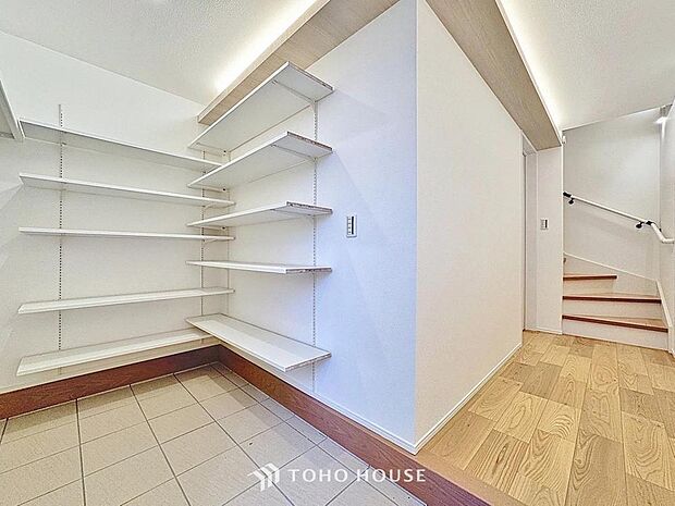 「玄関」家族みんなで使えるシューズインクロークを設置。靴は勿論、スポーツ用品やおもちゃ・お掃除用具も収納できます。土足でご使用頂けるのも使い易さのポイントです。