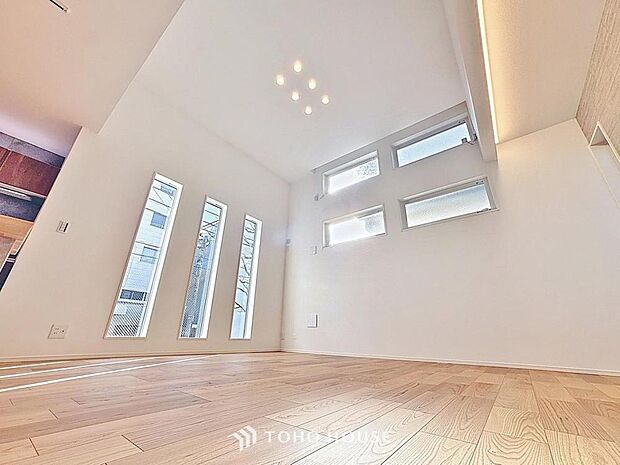 「吹き抜けで開放的。穏やかな時が流れる癒しの空間」天井が高いことによってお部屋を広々と感じられます。特別な開放感が居心地の良さをもたらし、寛ぎの空間を演出します。