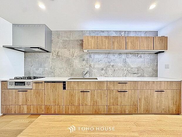 「壁付けキッチン」背面にダイニングテーブルを設置すると配膳がスムーズに行えます。ダイニングまでの動線が短い分、家事効率が向上が期待できます。