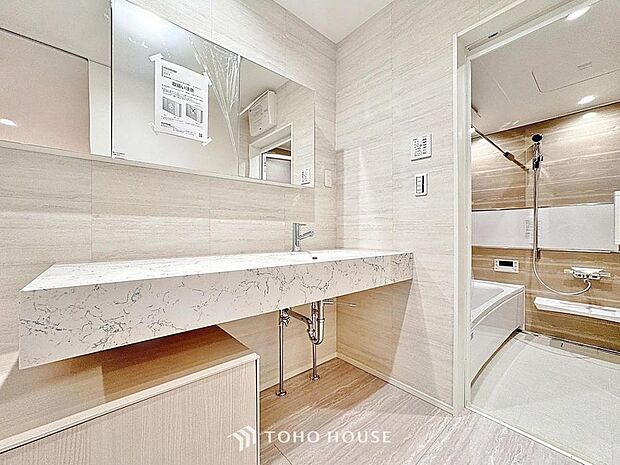 「すっきり片付く収納力。三面鏡洗面台。」身だしなみを整えやすい事はもちろんですが、鏡の後ろに収納スペースを設ける事により、散らかりやすい洗面スペースをすっきりさせる事が出来るのも嬉しいですね。