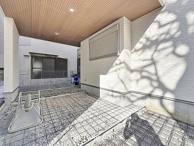 「敷地内駐車場」車を風雨からしっかりと守ってくれるビルトインガレージです。車を外部に晒さないので風雨だけではなく様々なトラブルに遭いにくく、車好きの方にも安心していただけます。