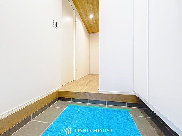 ダウンライトを使用しお洒落に演出。帰りたくなる家をテーマに設計。いつも「人」と「家」の間に・・・。