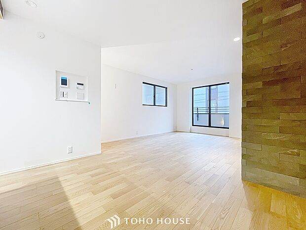 光が注がれる青い空から鮮やかに赤色にゆっくりと染まる。そんな優しい時間がここでは流れてゆく。